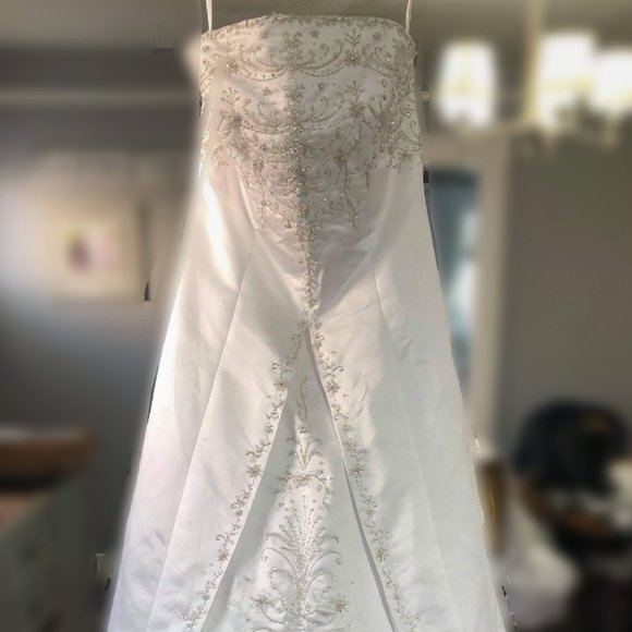 Mary's Wedding Dress - Picture 2 of 8